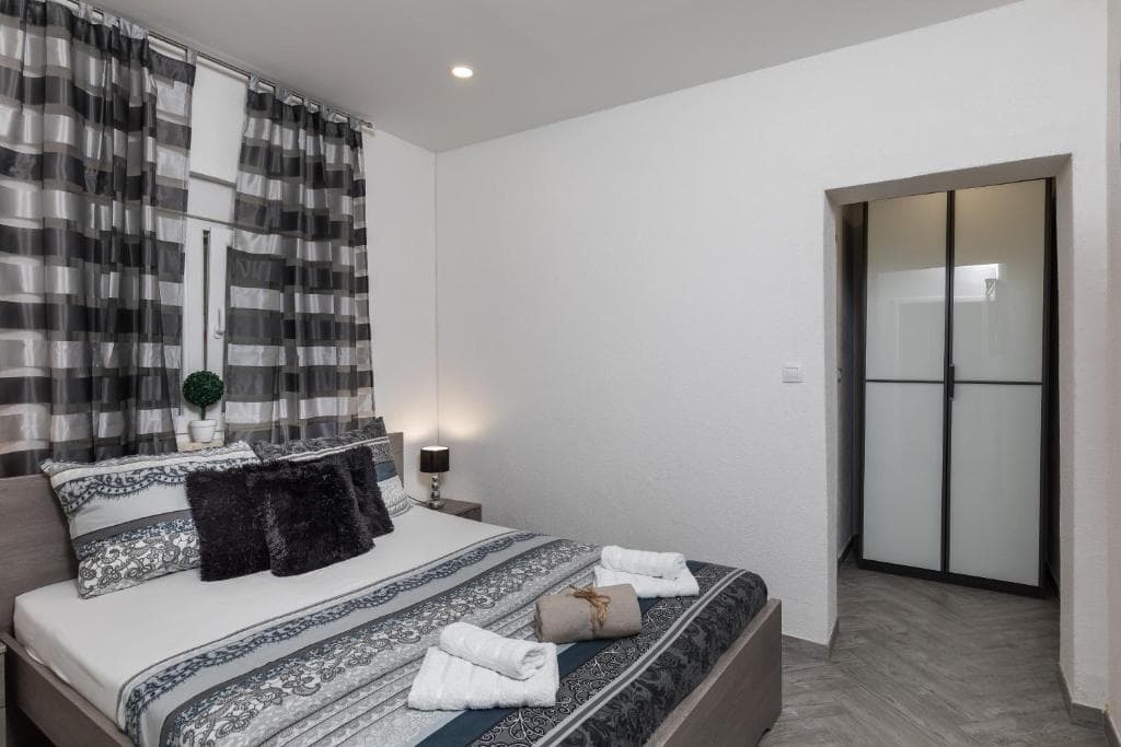 One-Bedroom Apartment with Terrace & Sea View - photo 3