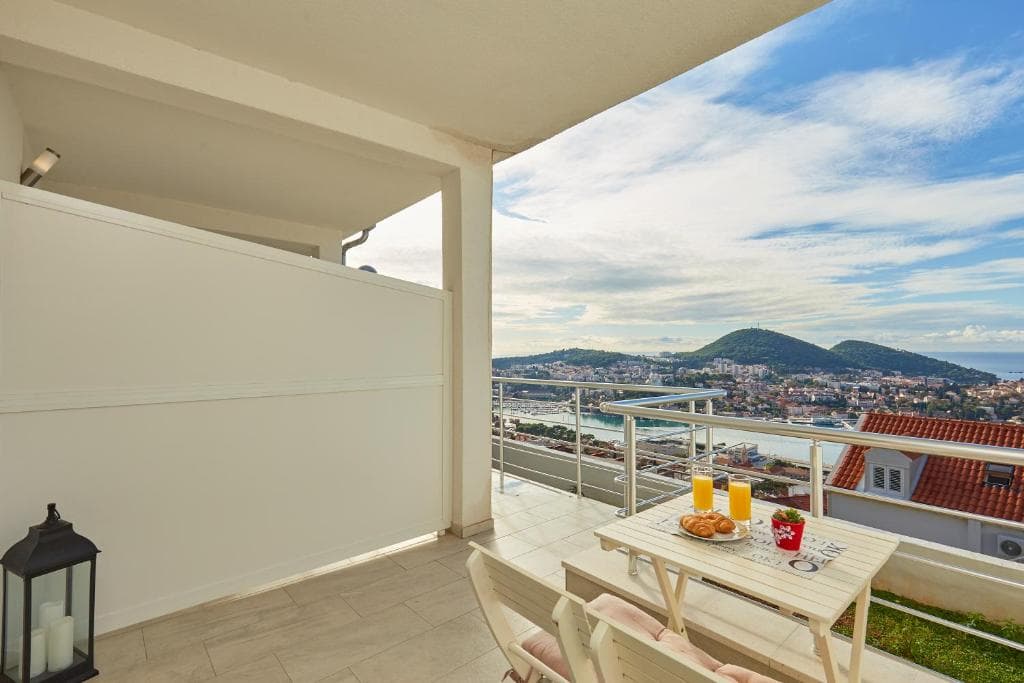 One-Bedroom Apartment with Terrace & Sea View - photo 5