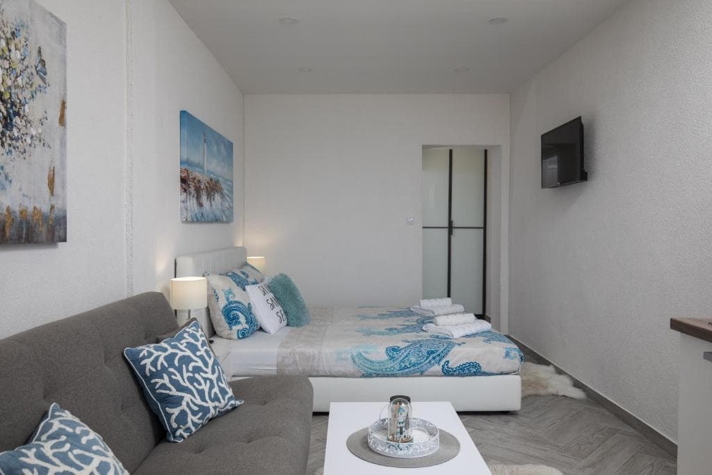 Studio Apartment with Terrace & Sea View - photo 3